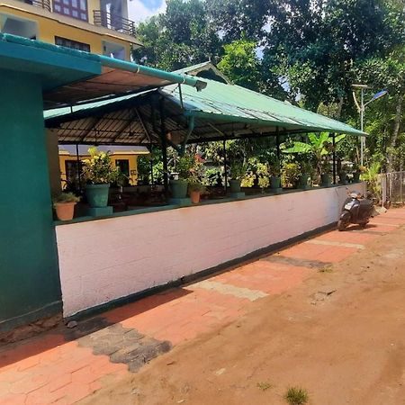 Aditi Thekkady Bagian luar foto