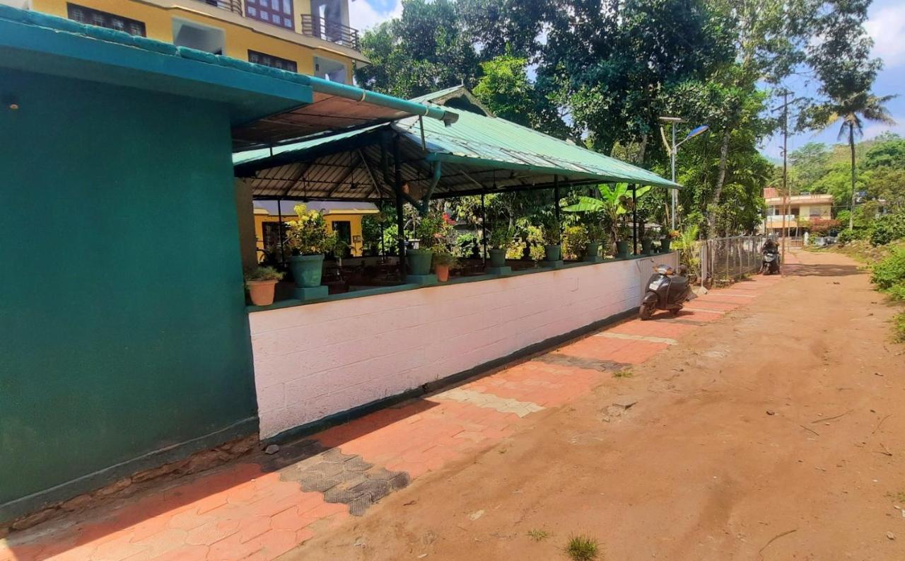 Aditi Thekkady Bagian luar foto