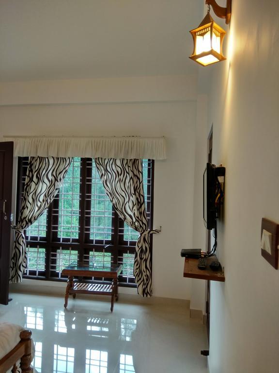 Aditi Thekkady Bagian luar foto